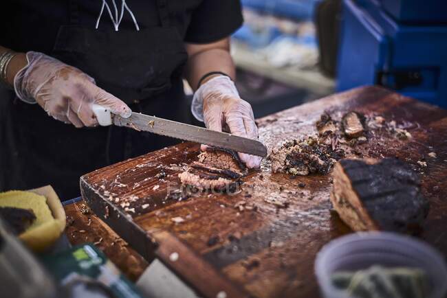 Grilled lamb sliced in a street kitchen — Stock Photo