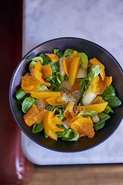 Ensalada de espárragos con naranjas, mimolette y lechuga de cordero - foto de stock