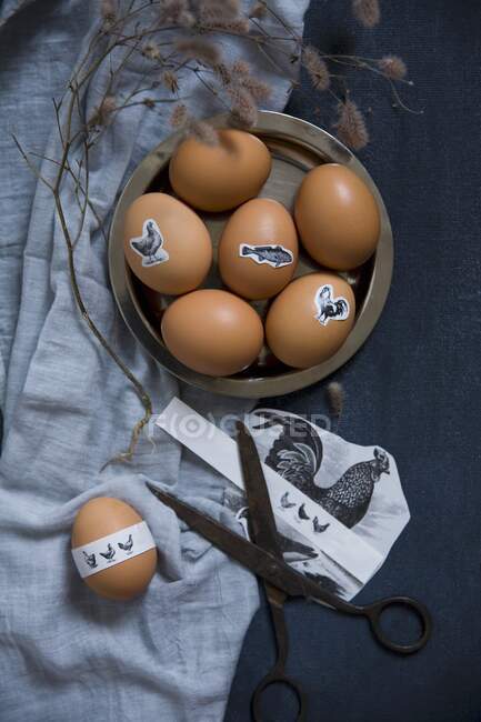 Ovos de Páscoa com motivo animal adesivos em uma tigela — Fotografia de Stock