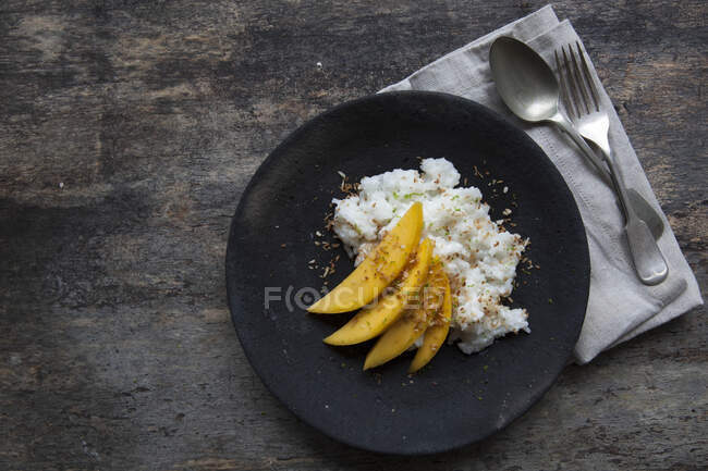 Riz gluant thaï doux à la mangue (Asie) — Photo de stock