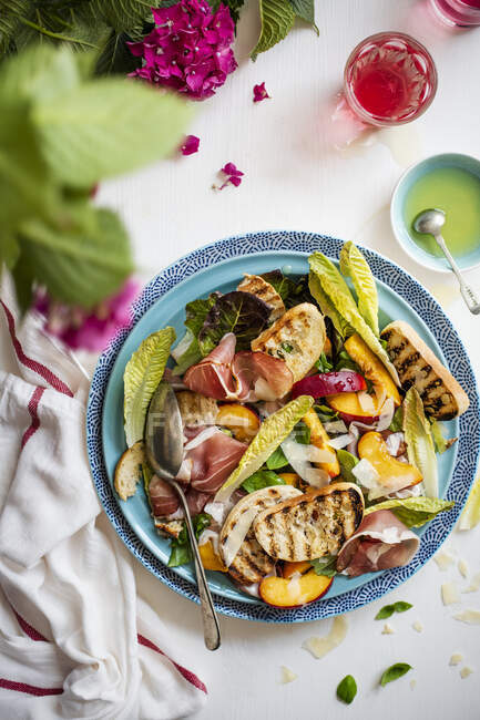 Blattsalat mit Schinken, Nektarinen, Parmesan und gegrilltem Brot — Stockfoto
