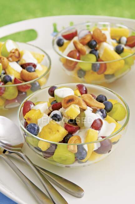 Salade de fruits avec ananas, raisins et bleuets — Photo de stock