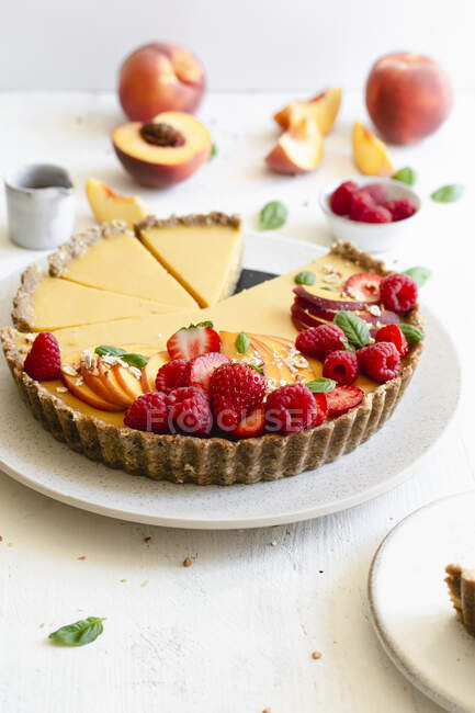 Herbes Dessert mit Pfirsichen, Erdbeeren und Himbeeren — Stockfoto