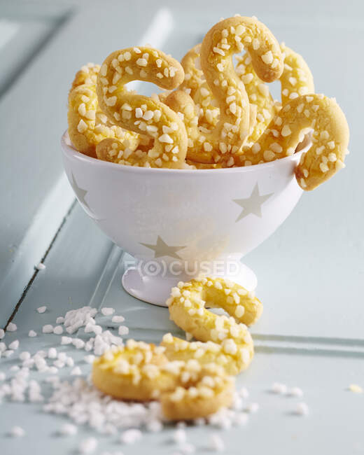 S-shaped butter cookies with nib sugar in small bowl — Stock Photo