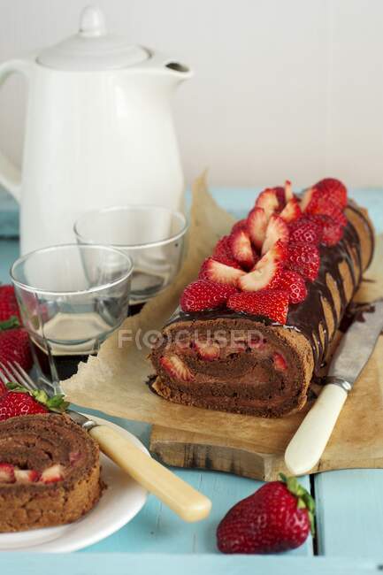 Strawberry and chocolate Swiss roll — Stock Photo