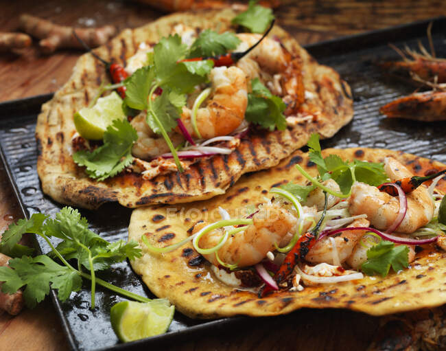 Grilled wraps with prawns, chili peppers and coriander — Stock Photo