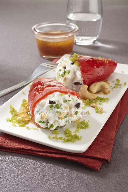 Red peppers filled with goat's cream cheese — Stock Photo