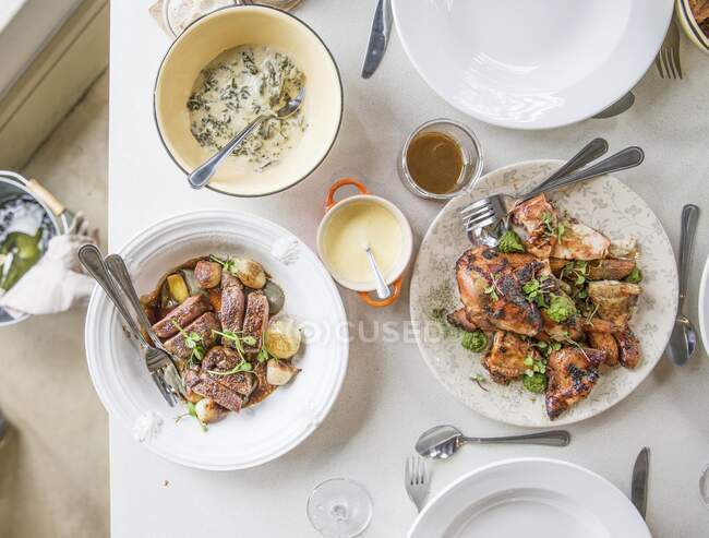 Uma mesa colocada com vários pratos para o almoço — Fotografia de Stock