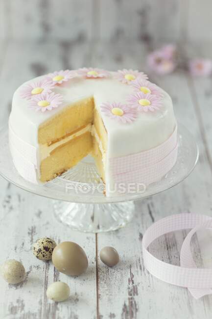 Gâteau de Pâques avec des fleurs fondantes roses — Photo de stock