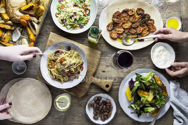 Un buffet di piatti mediterranei — Foto stock