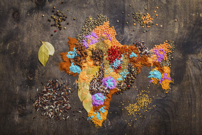 A map of India made from typical Indian spices, Holi powder and legumes — Stock Photo