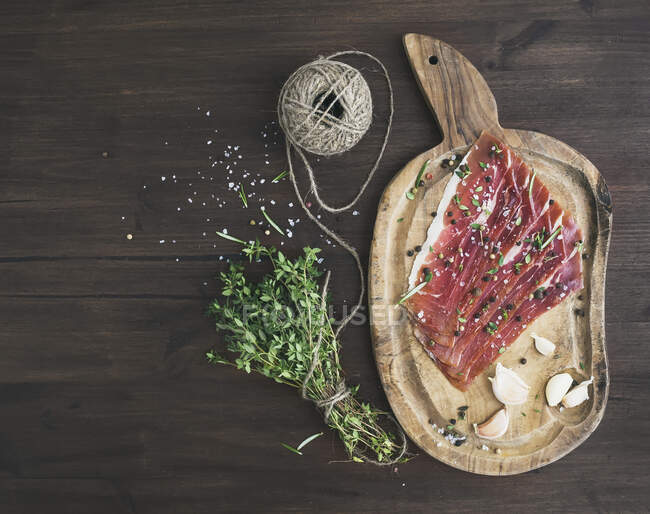Gepökeltes Schweinefleisch mit Knoblauch, Gewürzen und Thymian — Stockfoto