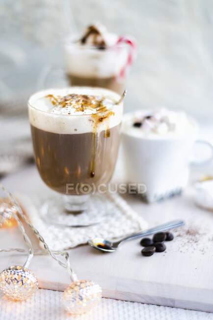 Chocolate caliente y varias bebidas de café para Navidad - foto de stock