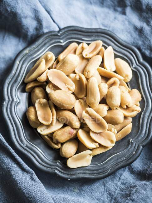 Geröstete Erdnüsse auf einem Teller — Stockfoto