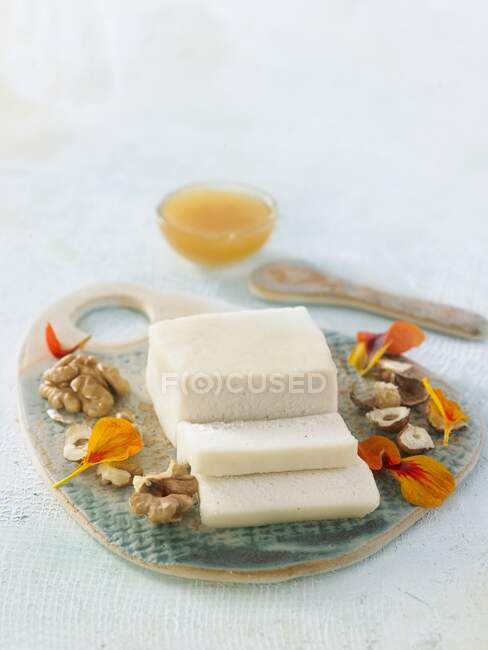 Vegan macadamia nut and pecan nut cheese — Stock Photo