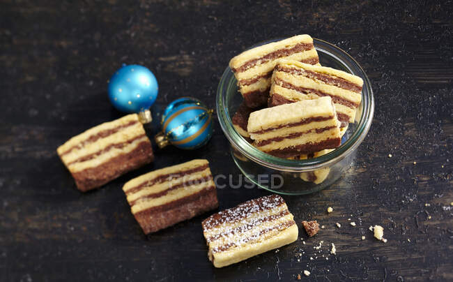 Two-coloured peanut slices for Christmas — Stock Photo