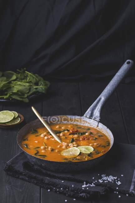 Ceci e patate dolci al curry con spinaci — Foto stock