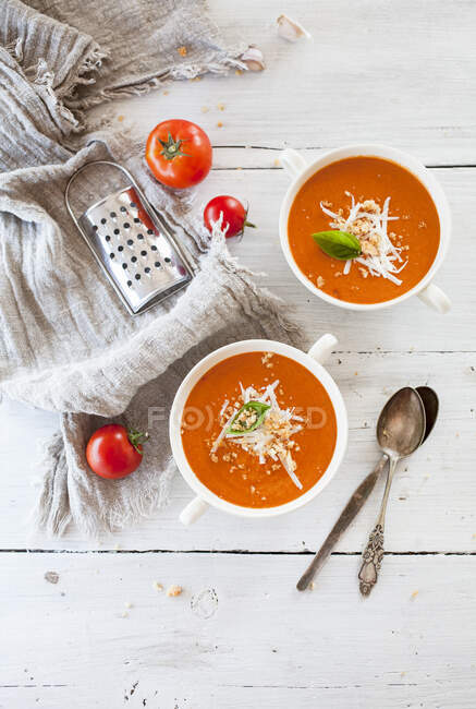 Sopa de tomate na mesa de madeira — Fotografia de Stock