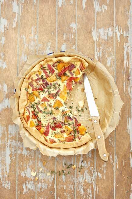 A quiche with pumpkin and peppers — Stock Photo