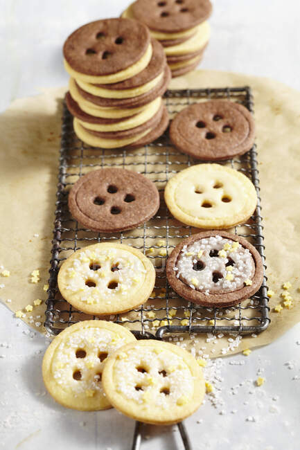 Кнопки печиво зі зморшками на невеликій стійці охолодження — стокове фото
