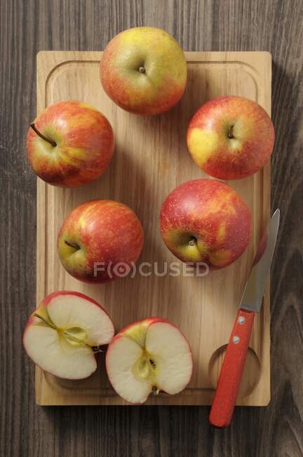 Manzanas de Rubinette frescas en una tabla de cortar - foto de stock