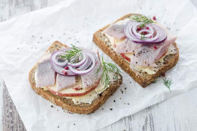 Stuffed bread with herring, apple and onions — Stock Photo