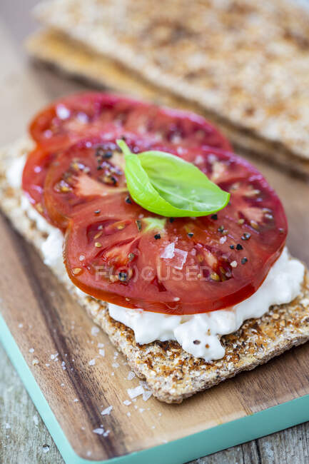 Pão crocante assado com queijo cottage e tomates fatiados — Fotografia de Stock