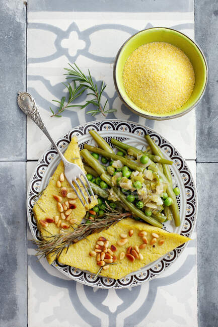 Tranches de polenta avec un medley de haricots — Photo de stock