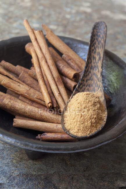 Cinnamon sticks and anise on wooden background — Stock Photo