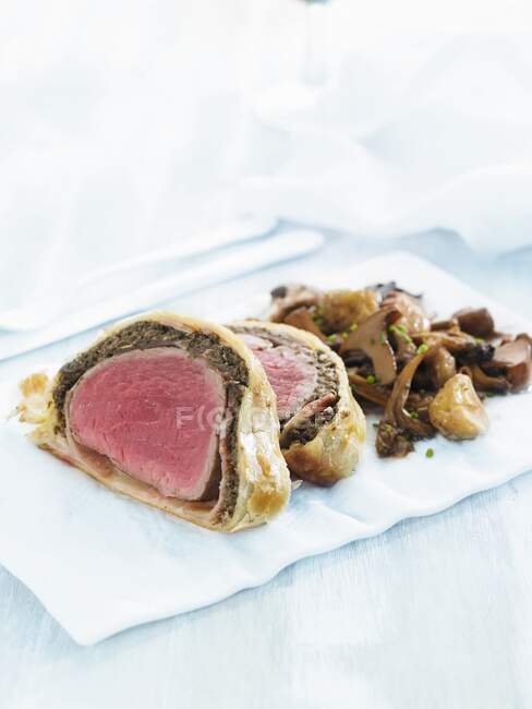Carne di manzo Wellington, filetto di manzo avvolto in pasta sfoglia con funghi — Foto stock