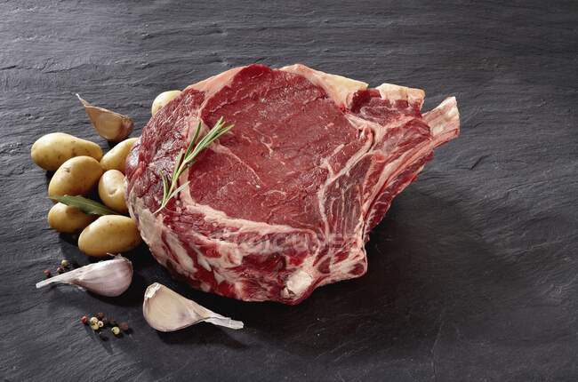 Raw beef ribs, garlic and potatoes — Stock Photo