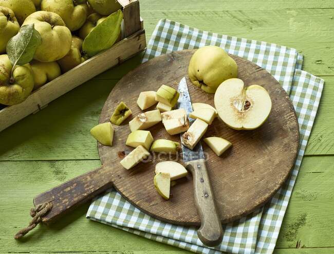 Pere tagliate in casa e fette di pere sul tagliere — Foto stock