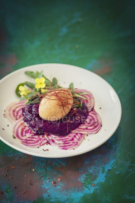 Savoury donuts with beetroot carpaccio and mousse — Stock Photo