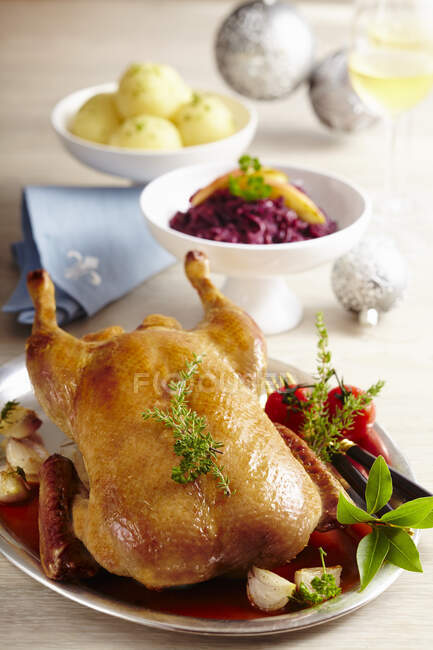 Gebratene Ente mit Kräutern, Rotkohl und Kartoffelknödel — Stockfoto