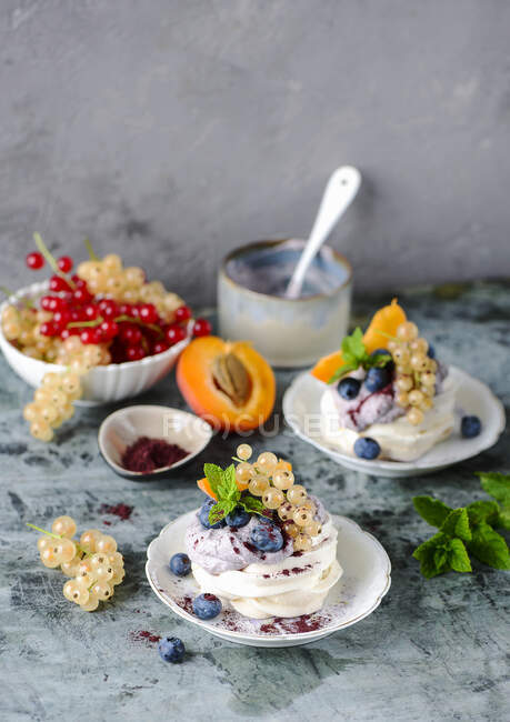 Mini pavlovas avec crème fouettée et fruits — Photo de stock