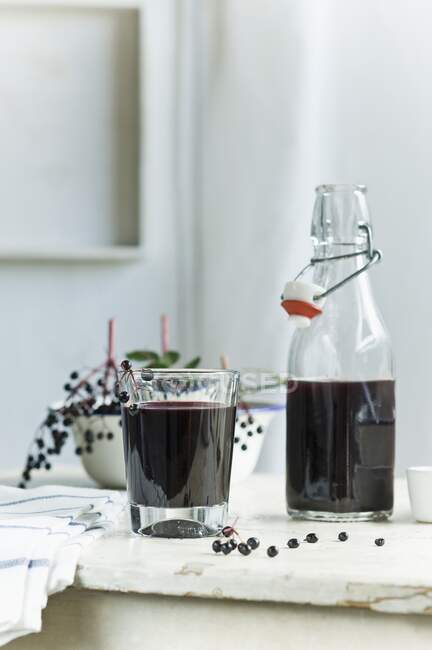 Succo di sambuco fatto in casa in bottiglia e un bicchiere — Foto stock