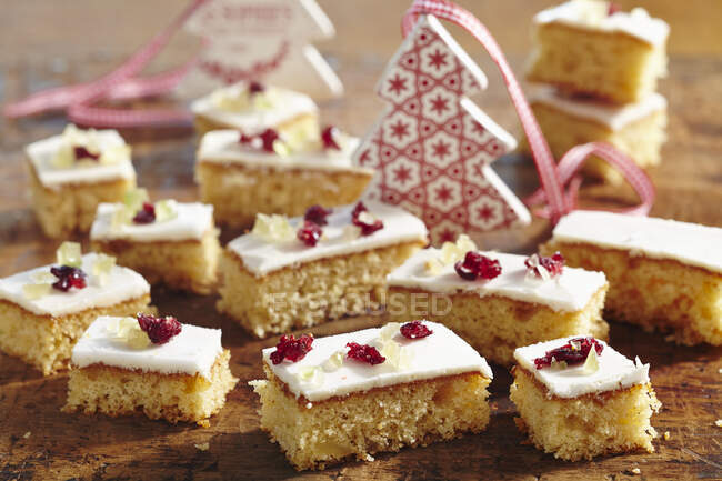 Ginger slices with icing and candied fruit — Stock Photo