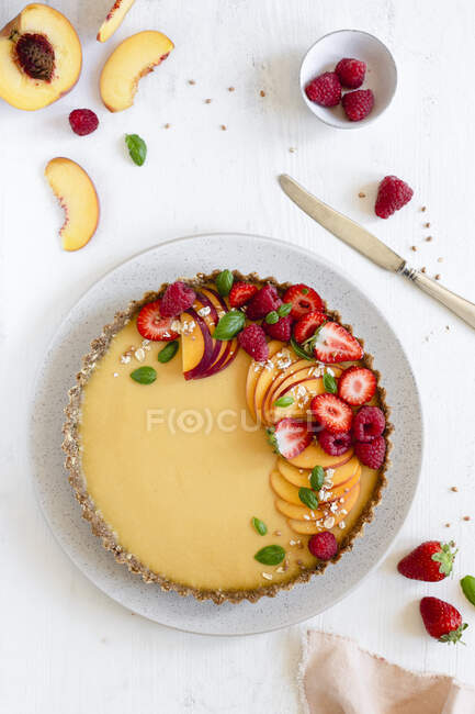 Персиковый пирог с безглютеновой основой — стоковое фото