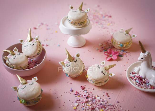 Einhorn-Macarons mit Streusel auf rosa Hintergrund — Stockfoto