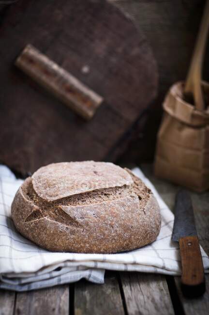 Pane fatto in casa pagnotta su strofinaccio — Foto stock