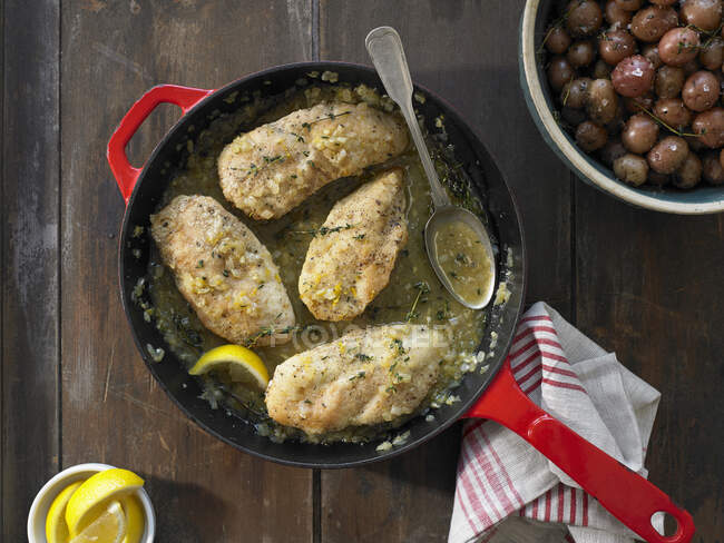 Chicken Breasts With Lemon and Red Potatoes — Stock Photo