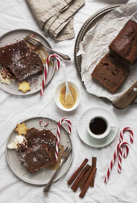 Pastel de esponja de yogur con cacao y especias, Navidad - foto de stock