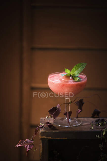 Ein gefrorener Cocktail aus Wassermelone, Himbeeren, Gin und Wein — Stockfoto