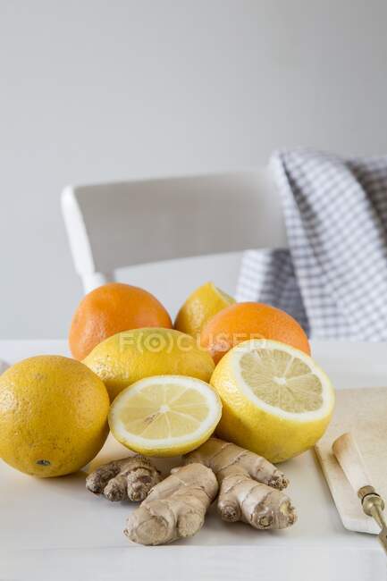 Limões, laranjas e gengibre fresco — Fotografia de Stock