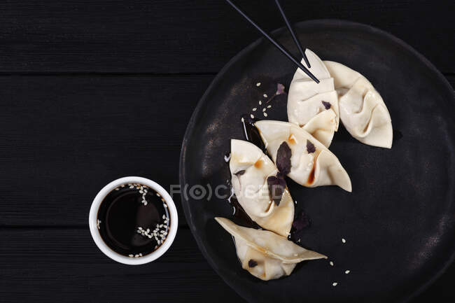 Gyoza  Japanese dumplings with soy sauce and sesame seeds — Stock Photo
