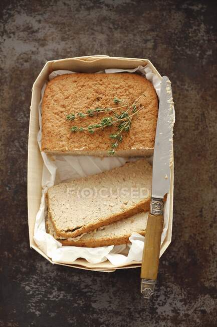 Delicioso filete de pollo casero al horno con queso en papel pergamino. vista superior — Stock Photo