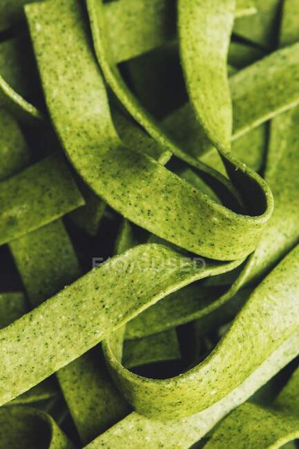 Green ribbon noodles, closeup — Stock Photo