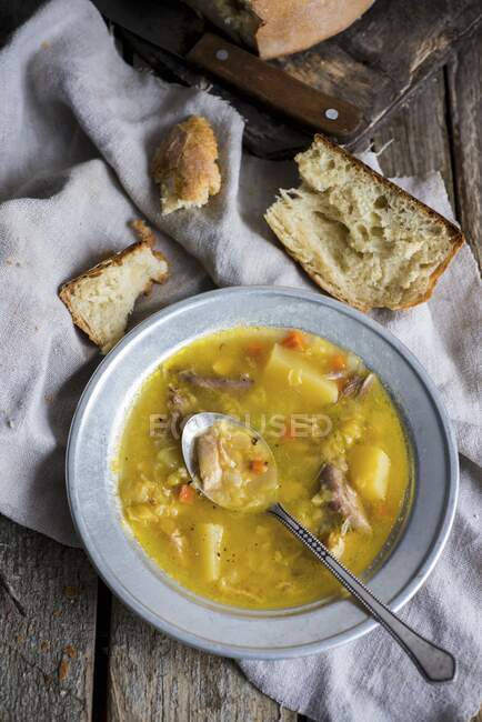 Pea soup with potatoes — Stock Photo