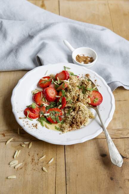 Quinoa porridge with strawberries, almonds and mint — Stock Photo