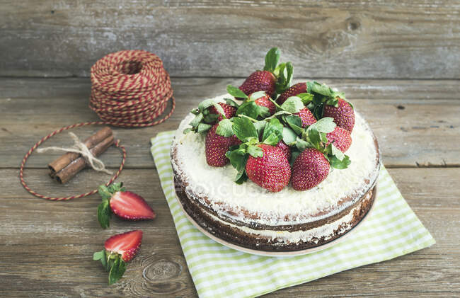 Rustic spicy ginger cake with cream-cheese filling and fresh strawberries — Stock Photo